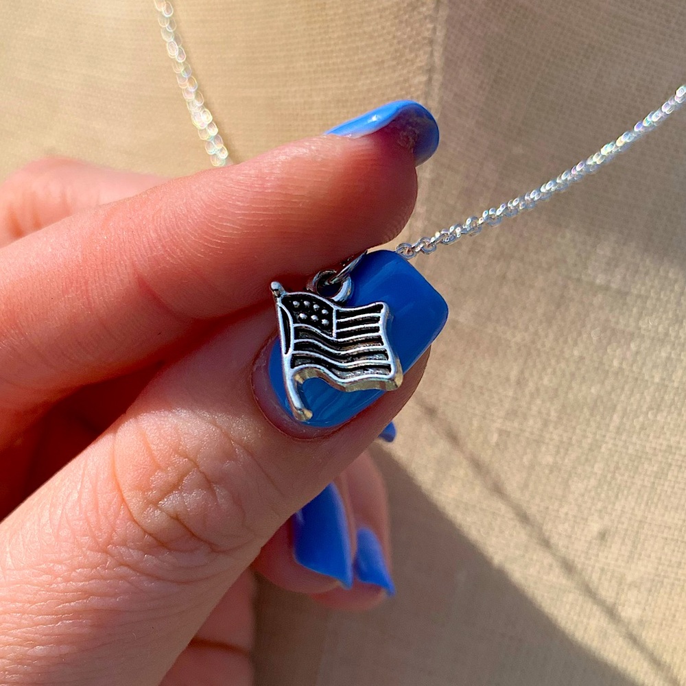 NWT Sterling Silver Plated Chain & American Flag Alloy Metal Charm Necklace.